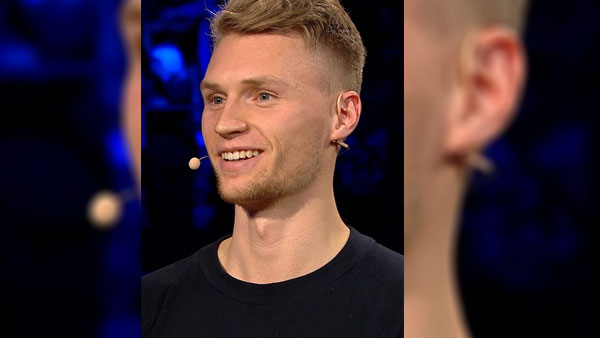 他在游泳池 他在游泳池